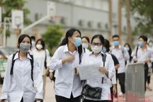 Thí sinh ra về sau buổi thi ngày 9-8 (Ảnh: DUY LINH)