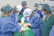 Các bác sĩ phẫu thuật cho sản phụ.