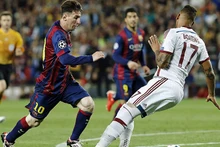 Pha “té ngã” kinh điển của Jerome Boateng trước sự xuất thần của Messi. (Ảnh: the18.com)