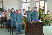 Các bị cáo là cựu lãnh đạo UBND TP Phan Thiết; lãnh đạo, nhân viên Phòng TN-MT TP Phan Thiết tại phiên tòa.