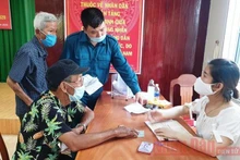 Chi trả hỗ trợ người dân gặp khó khăn do dịch Covid-19 ở Đà Nẵng (Ảnh: Anh Đào).