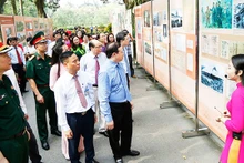 Đông đảo người dân tìm hiểu cuộc đời hoạt động của Bác tại Triển lãm “Chủ tịch Hồ Chí Minh - Lãnh tụ vĩ đại của Đảng Cộng sản và nhân dân Việt Nam, Đại sứ hòa bình và hữu nghị của nhân dân thế giới”. Ảnh: KHIẾU MINH