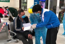 Anh Đỗ Văn Thành hướng dẫn khai báo y tế cho hành khách.
