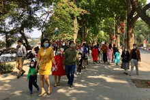 Khách du lịch đến hồ Hoàn Kiếm dịp Tết Nguyên đán.