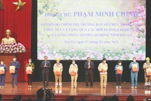 Đồng chí Phạm Minh Chính tặng quà các đối tượng chính sách, công nhân, người lao động địa bàn thành phố Sơn La