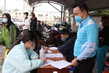 Khai báo y tế trước khi lên xe.
