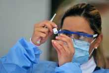 Nhân viên y tế Colombia chuẩn bị một liều vaccine ngừa Covid-19 của Pfizer-BioNTech vào ngày 18-2. Ảnh: Getty Images.