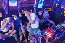 Các đối tượng tụ tập sử dụng ma túy trong quán karaoke.