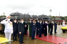 Các đồng chí lãnh đạo Đảng, Nhà nước, nguyên lãnh đạo Đảng, Nhà nước vào Lăng viếng Chủ tịch Hồ Chí Minh.