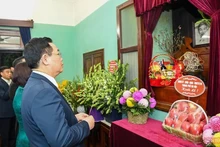 Đồng chí Vương Đình Huệ, Uỷ viên Bộ Chính trị, Bí thư Thành uỷ cùng các đồng chí lãnh đạo thành phố dâng hương tưởng niệm Bác Hồ ở Nhà 67 trong Khu Di tích Chủ tịch Hồ Chí Minh tại Phủ Chủ tịch. (Ảnh: Duy Linh)