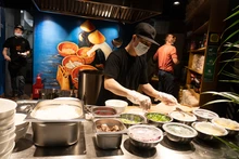 Đầu bếp Nguyễn Văn Phong tại quán “Phở Bò”.