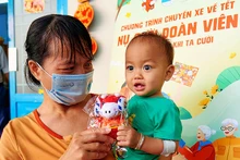 Bệnh nhi tại Bệnh viện Nhi đồng 1 (TP Hồ Chí Minh) hào hứng nhận các phần quà từ Chương trình "Nụ cười đoàn viên".