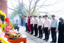Đồng chí Phan Đình Trạc cùng các đại biểu thành kính dâng hoa, dâng hương tưởng niệm trước Mộ bà Hoàng Thị Loan - thân mẫu Chủ tịch Hồ Chí Minh. (Ảnh: Thành Duy)