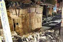 Một ngôi nhà bị hư hại do động đất ở Koorimachi, tỉnh Fukushima, đông bắc Nhật Bản. (Ảnh: AP)