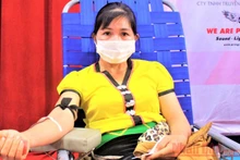 Người dân huyện Ea Kar tham gia hiến máu tình nguyện.