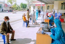 Lấy mẫu xét nghiệm cho người dân thị xã Đông Triều.