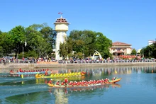 Lễ hội đua thuyền truyền thống trên sông Cà Ty (TP Phan Thiết) dịp Tết Canh Tý 2020.