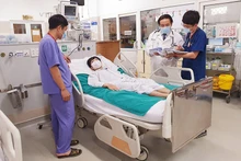 PGS, TS Nguyễn Văn Chi và các bác sĩ Trung tâm Cấp cứu A9 thăm khám cho bệnh nhân.
