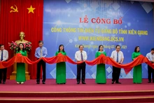 Cắt băng khai trương Cổng thông tin điện tử Đảng bộ tỉnh Kiên Giang.