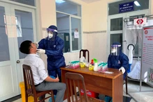 Nhân viên Trung tâm Kiểm soát bệnh tật Đồng Nai lấy mẫu xét nghiệm cho công chức, sáng 18-2.