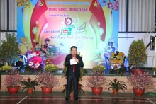Ông Lê Văn Mùi, Chủ tịch Hội người Việt Nam Thủ đô Vientiane cho biết, những phần quà bánh chưng sẽ giúp những kiều bào nghèo thêm phần ấm cúng trong những ngày Tết tại Lào.