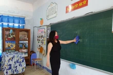 Giáo viên Trường Tiểu học Ngô Quyền, TP Kon Tum dọn vệ sinh trường lớp, sẵn sàng đón học sinh đến trường.