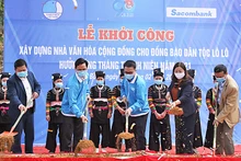 Phó Chủ tịch Thường trực T.Ư Hội LHTN Việt Nam Nguyễn Tường Lâm (ở giữa, hàng đầu trong ảnh) cùng đại diện lãnh đạo các đơn vị liên quan khởi công xây dựng Nhà văn hóa cộng đồng dân tộc Lô Lô. 