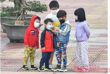 Trẻ em trong khu cách ly ở Hà Nội dịp tháng 3 năm 2020 (Ảnh minh họa: Thủy Nguyên).
