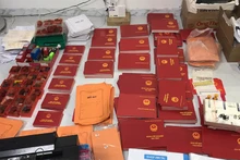 Hàng nghìn phôi bằng các loại bị cơ quan chức năng thu giữ.