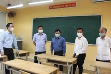 Đoàn công tác của Thành ủy Hà Nội kiểm tra công tác phòng, chống Covid-19 và chuẩn bị thi tuyển sinh vào lớp 10 tại trường THPT Cổ Loa, huyện Đông Anh, sáng 8-6.
