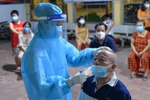 Lấy mẫu xét nghiệm ở Phường Hưng Dũng (TP Vinh).