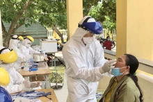 Khẩn trương xét nghiệm, test nhanh cho người dân Phổ Châu và Phổ Thạnh nhằm sàng lọc, phát hiện sớm ca bệnh trong cộng đồng. 
