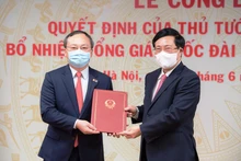 Phó Thủ tướng Phạm Bình Minh trao Quyết định bổ nhiệm Tổng Giám đốc Đài Tiếng nói Việt Nam cho đồng chí Đỗ Tiến Sỹ.