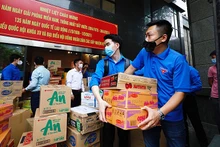 Đoàn viên, thanh niên Khối các cơ quan T.Ư vận chuyển nhu yếu phẩm, trang thiết bị y tế hỗ trợ các địa phương chống dịch Covid-19 từ sáng sớm.