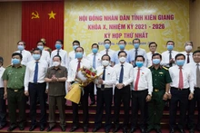 Thường trực và các thành viên Ủy ban nhân dân tỉnh Kiên Giang nhiệm kỳ mới ra mắt.