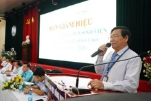 Ông Trần Minh Hùng (người cầm mic) phát biểu trong một hội nghị tại Đại học Đồng Nai.