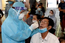 Ngành Y tế tiến hành lấy mẫu xét nghiệm.