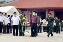Đồng chí Nguyễn Chí Dũng, Bộ trưởng Kế hoạch và đầu tư và đồng chí Đặng Quốc Khánh, Bí thư Tỉnh ủy tỉnh Hà Giang tiễn đưa linh cữu các Anh hùng liệt sĩ về nơi yên nghỉ cuối cùng. (Ảnh: baohagiang.vn)