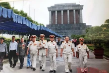 Anh hùng Lực lượng vũ trang nhân dân Việt Nam Kostas Sarantidis Nguyễn Văn Lập (thứ 5, từ phải) cùng đồng đội viếng lăng Bác Hồ.