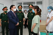 Chủ tịch Quốc hội Vương Đình Huệ thăm hỏi, động viên người tình nguyện tham gia thử nghiệm lâm sàng vaccine Nano Covax tại Viện Nghiên cứu Y dược học quân sự. (Ảnh: Duy Linh)