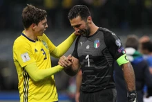 Buffon và giọt nước mắt khi vụt mất tấm vé dự World Cup 2018. (Ảnh: Goal)