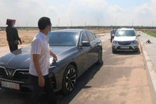 Người dân nhận đất đợt đầu tiên ở Khu tái định cư Lộc An – Bình Sơn phản ánh đường hẹp.