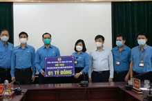Chủ tịch Tổng Liên đoàn Nguyễn Đình Khang trao quà hỗ trợ đoàn viên, người lao động tỉnh Bắc Ninh bị ảnh hưởng của dịch Covid-19.