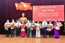 Lãnh đạo Thành ủy Đà Nẵng tặng hoa chúc mừng các đồng chí vừa được điều động, phân công nhiệm vụ mới.