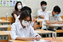 Thí sinh trước giờ phát đề thi môn Ngữ văn, Kỳ thi vào lớp 10 Thành phố Hà Nội. Ảnh: THUỶ NGUYÊN