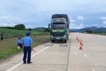 Lực lượng chức năng đang tiến hành cân kiểm tra xe vi phạm chở quá tải. (Ảnh: Tổng cục Đường bộ Việt Nam)