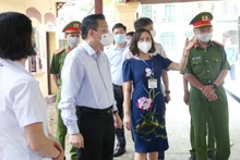 Chủ tịch UBND TP Hà Nội Chu Ngọc Anh kiểm tra công tác phòng chống dịch tại điểm thi vào lớp 10 tại Trường THPT Trần Phú, Hoàn Kiếm.