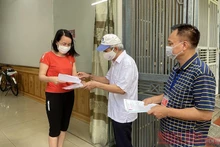 Tổ Covid cộng đồng "đi từng ngõ, gõ từng nhà, rà từng người". (Ảnh: Quốc Vinh)