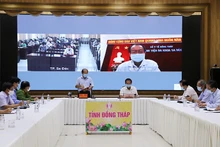 Phó Chủ tịch Ủy ban nhân dân tỉnh Đồng Tháp Đoàn Tấn Bửu chỉ đạo tại cuộc họp khẩn.