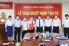 Đồng chí Trần Vũ Quang (thứ 4 từ trái qua) nhận quyết định từ Ủy ban Kiểm tra Thành ủy TP.